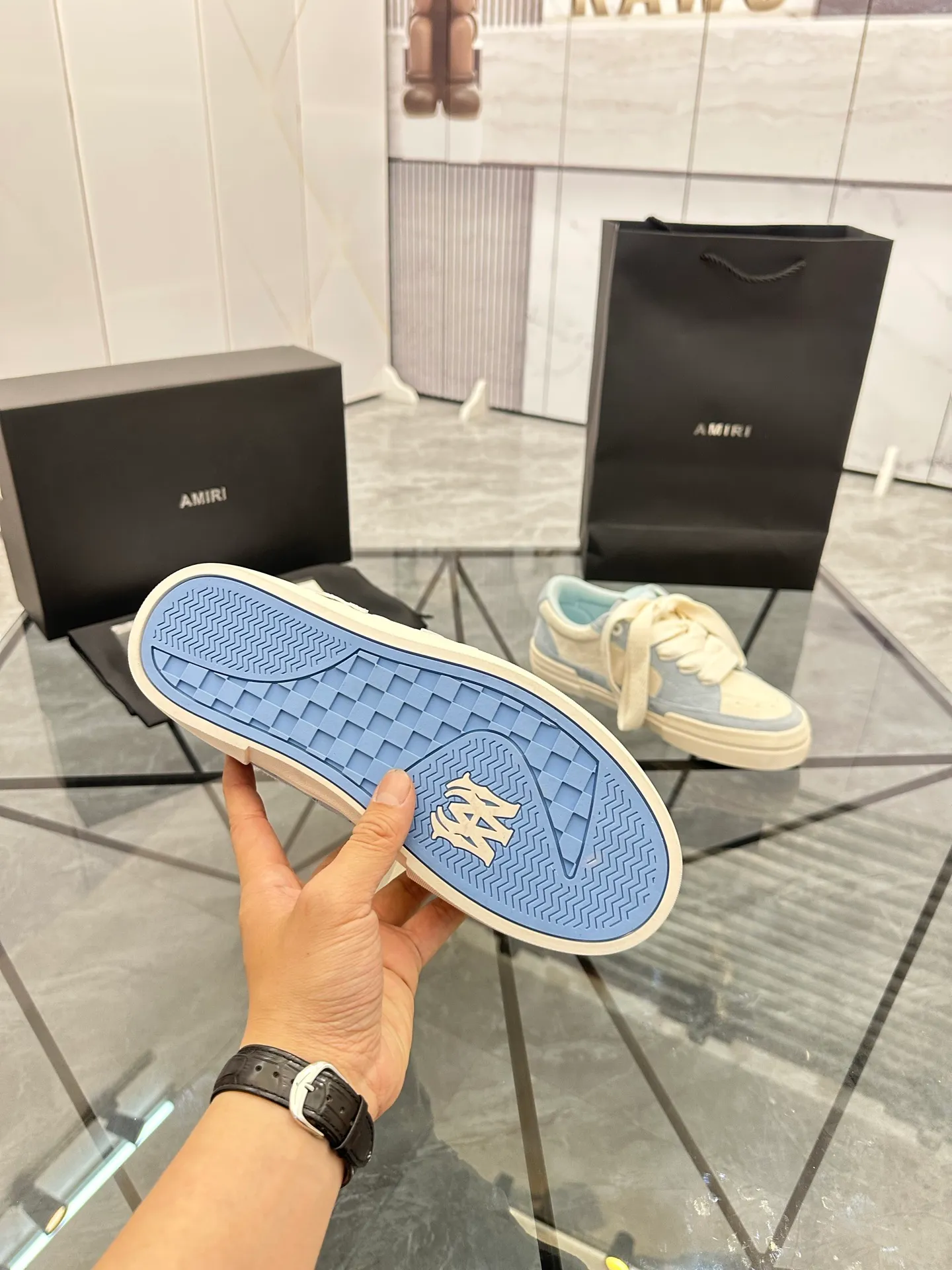 Men's shoes: 💰P600¥ Top quality in Guangzhou Product trademark: AMIRI* "Amir*" low-top casual shoes Regular size: 39-44 (can be customized to 45) Product material: Upper imported first-layer cowhide spliced ​​nubuck leather, breathable lining, original outsole. Number: 525